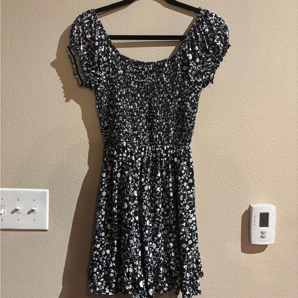 UO Tessie Floral Smocked Mini Dress Medium - Picture 2 of 9